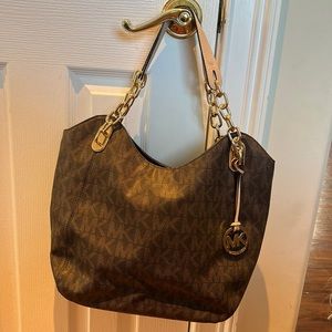 COPY - Like brand new gold chain strap large shoulder bag. Perfect for everyday…